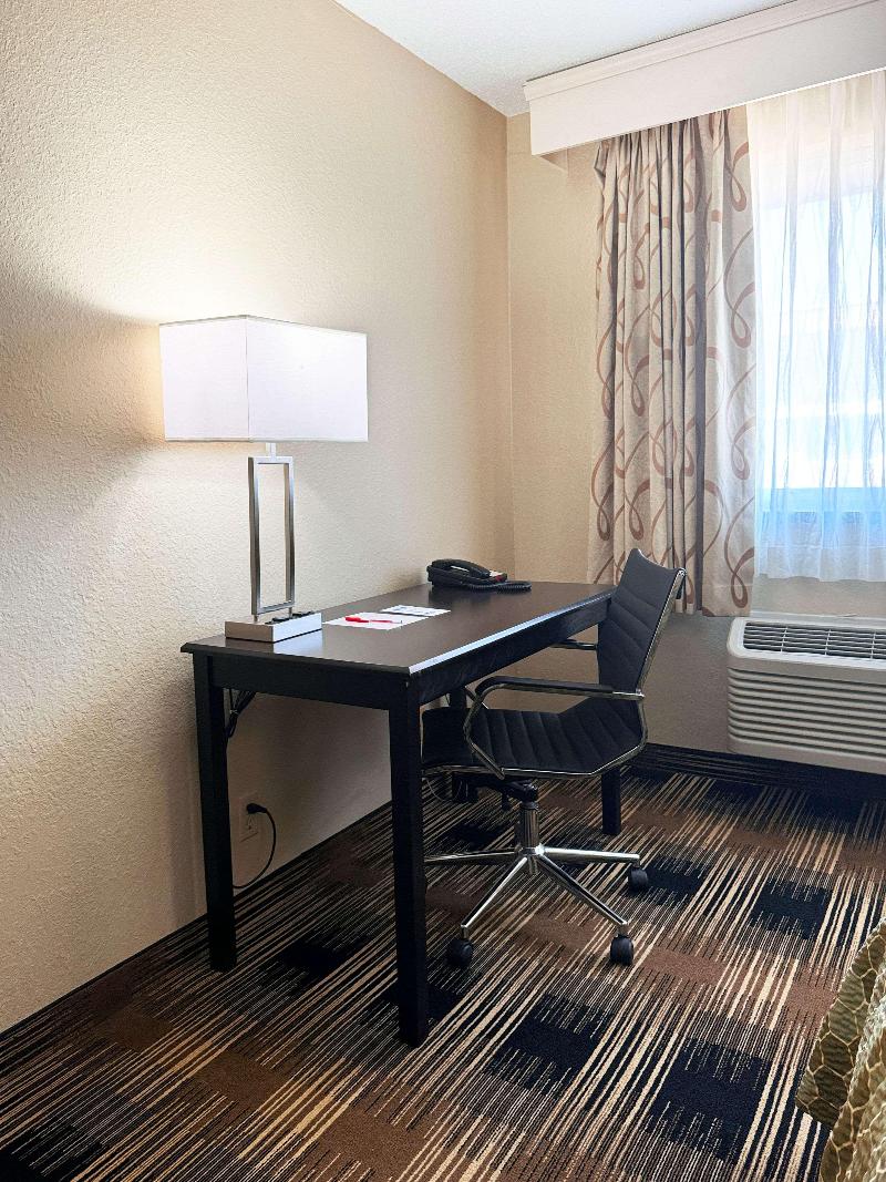 Econo Lodge Wausau - Rothschild image