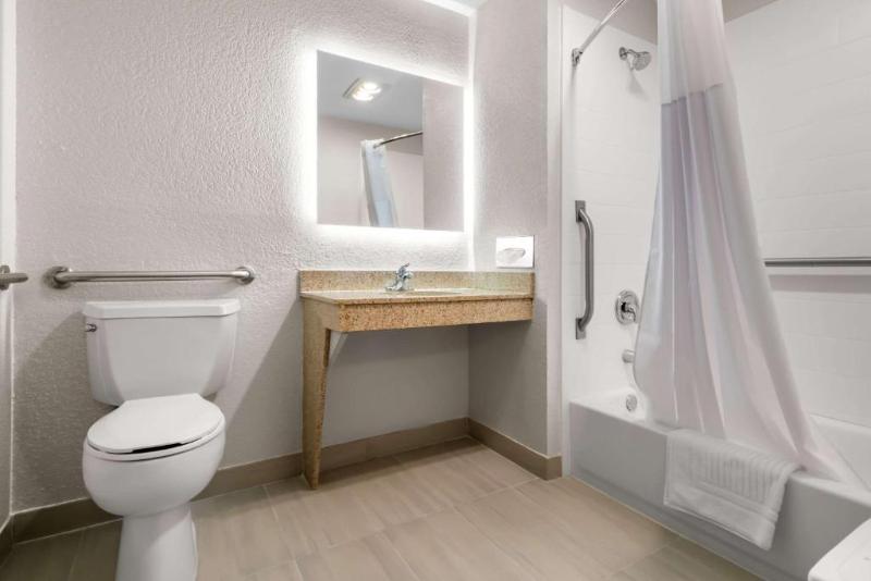 Comfort Suites Stevens Point image