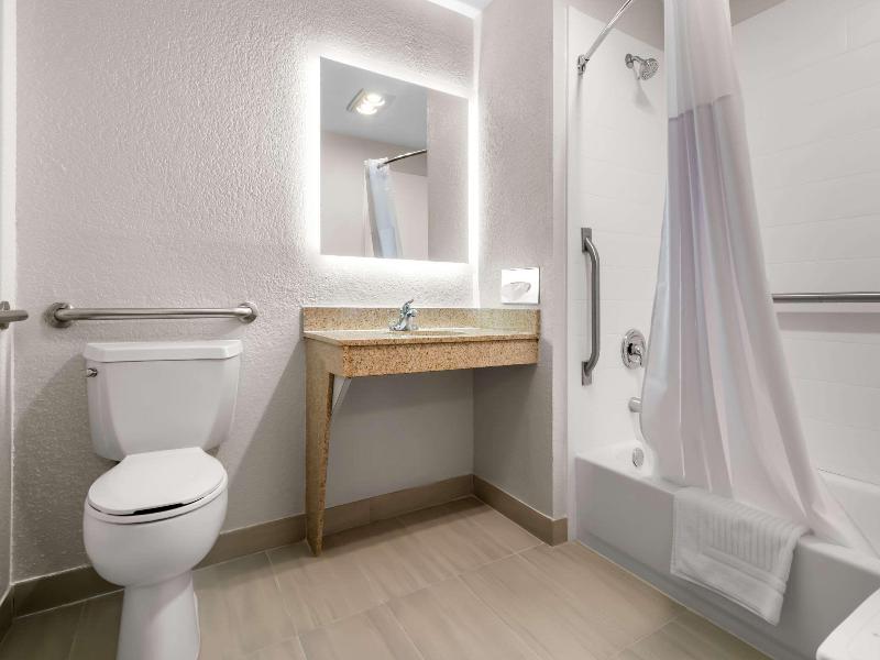 Comfort Suites Stevens Point image