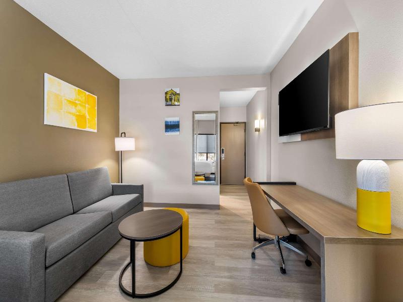 Comfort Suites Stevens Point image