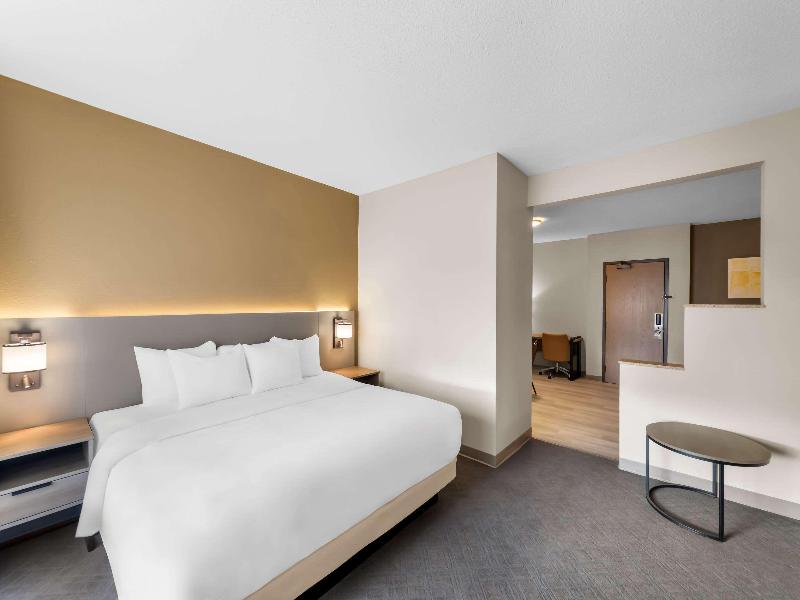 Comfort Suites Stevens Point image
