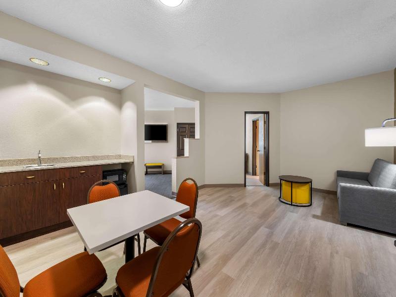 Comfort Suites Stevens Point image