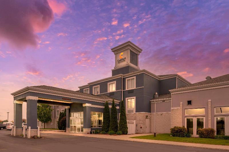Comfort Inn & Suites Sheboygan I-43 image