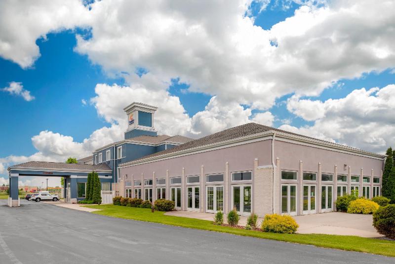 Comfort Inn & Suites Sheboygan I-43 image