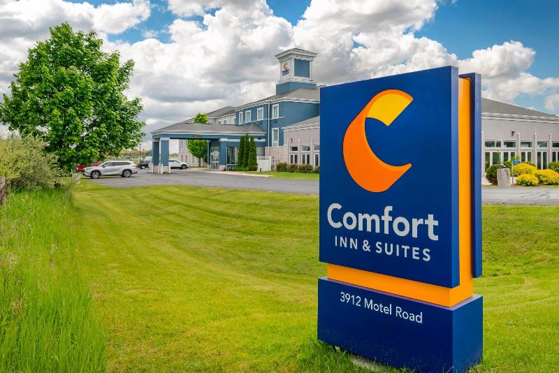 Comfort Inn & Suites Sheboygan I-43 image