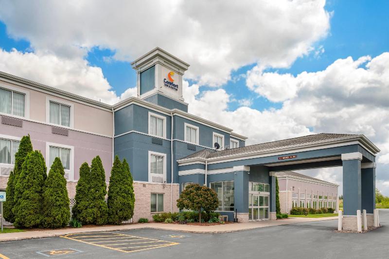 Comfort Inn & Suites Sheboygan I-43 image