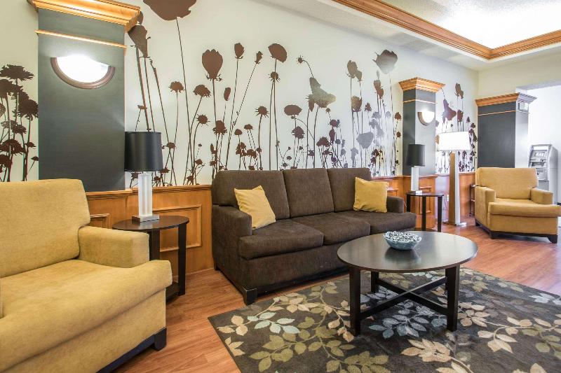 Comfort Inn & Suites Sheboygan I-43 image