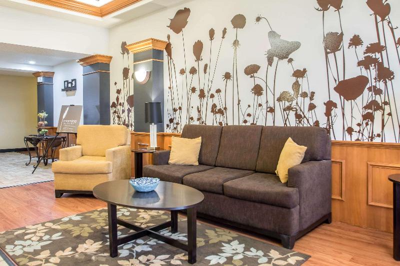 Comfort Inn & Suites Sheboygan I-43 image