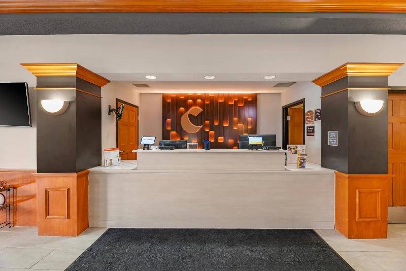 Comfort Inn & Suites Sheboygan I-43 image