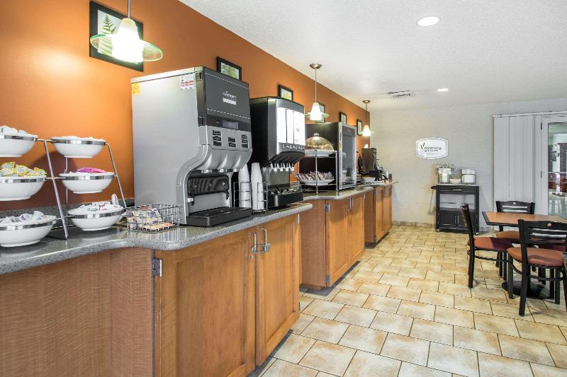 Comfort Inn & Suites Sheboygan I-43 image