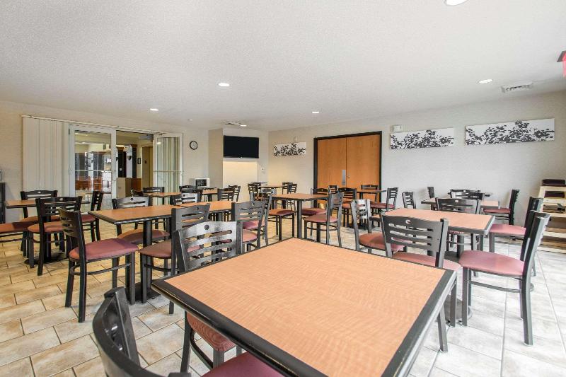 Comfort Inn & Suites Sheboygan I-43 image