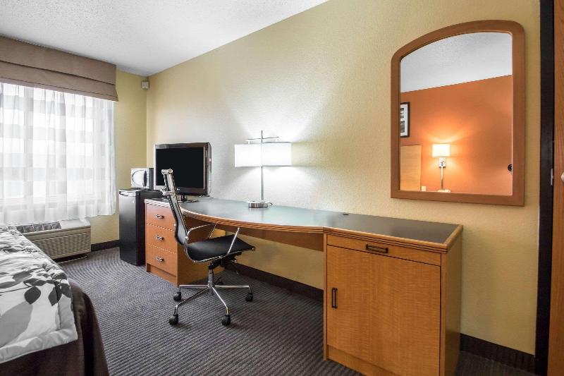 Comfort Inn & Suites Sheboygan I-43 image