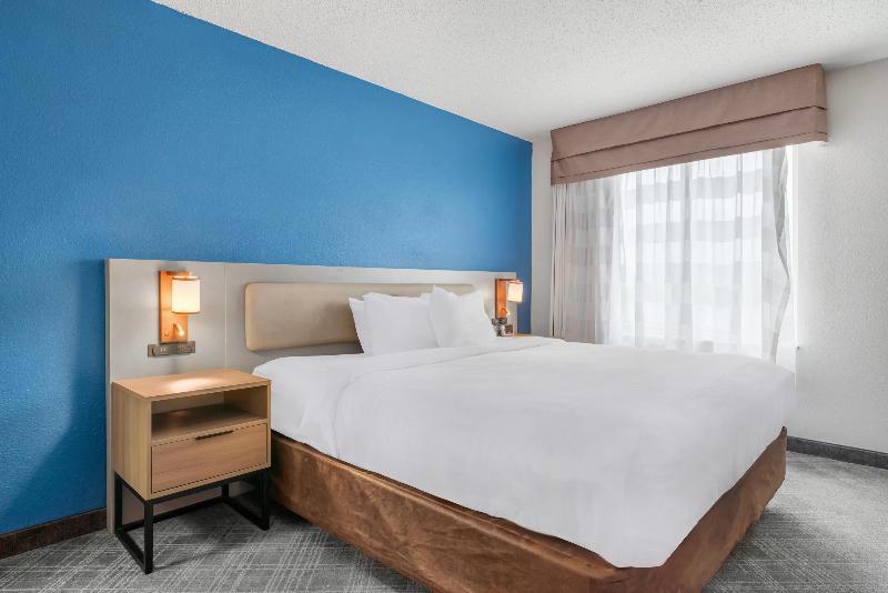 Comfort Inn & Suites Sheboygan I-43 image