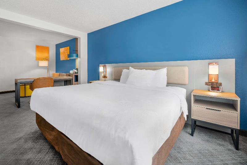 Comfort Inn & Suites Sheboygan I-43 image