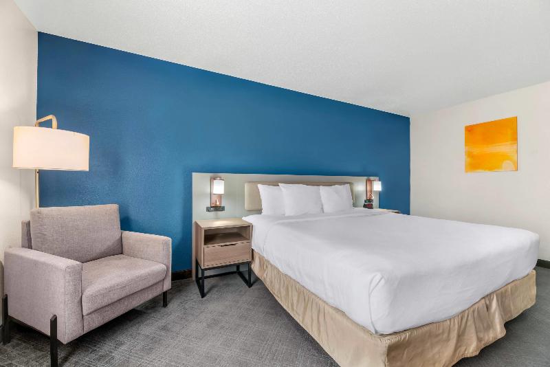 Comfort Inn & Suites Sheboygan I-43 image