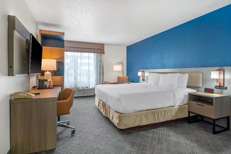 Comfort Inn & Suites Sheboygan I-43 image