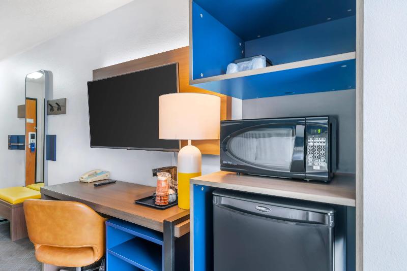 Comfort Inn & Suites Sheboygan I-43 image