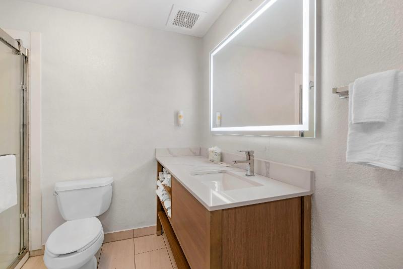Comfort Inn & Suites Sheboygan I-43 image
