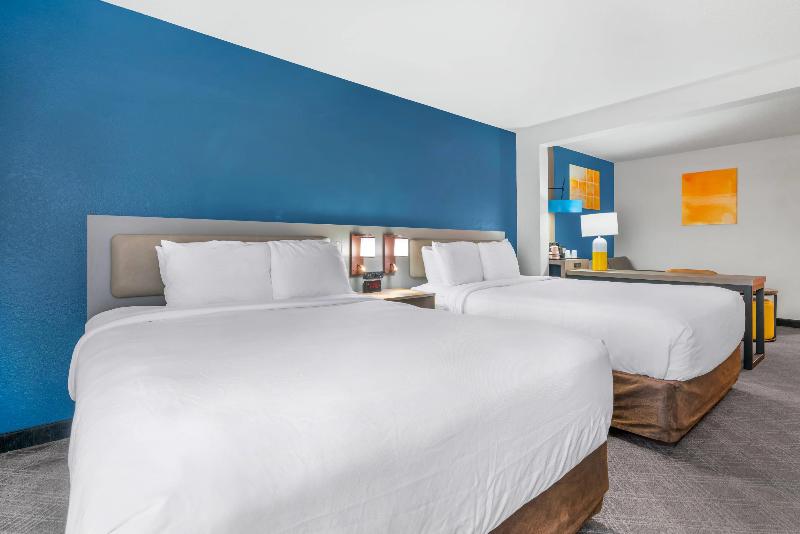 Comfort Inn & Suites Sheboygan I-43 image