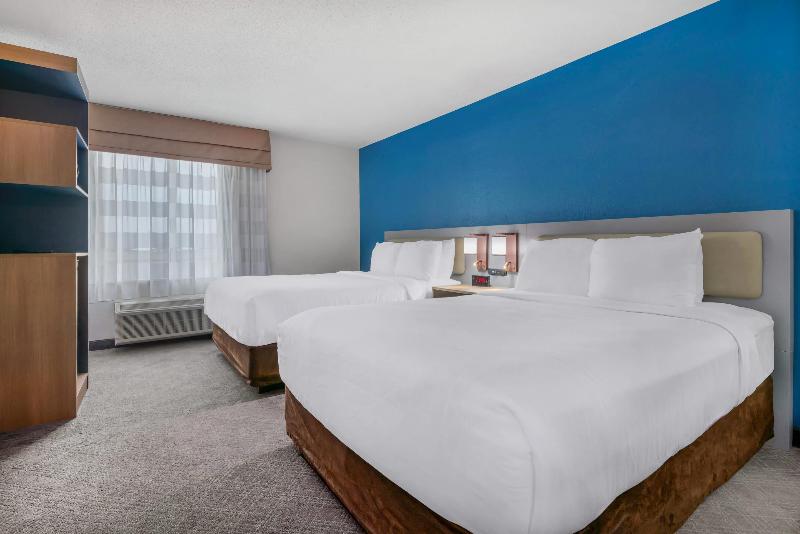 Comfort Inn & Suites Sheboygan I-43 image