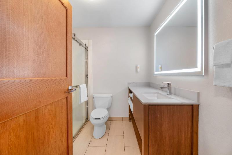 Comfort Inn & Suites Sheboygan I-43 image