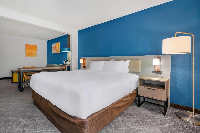 Comfort Inn & Suites Sheboygan I-43 image