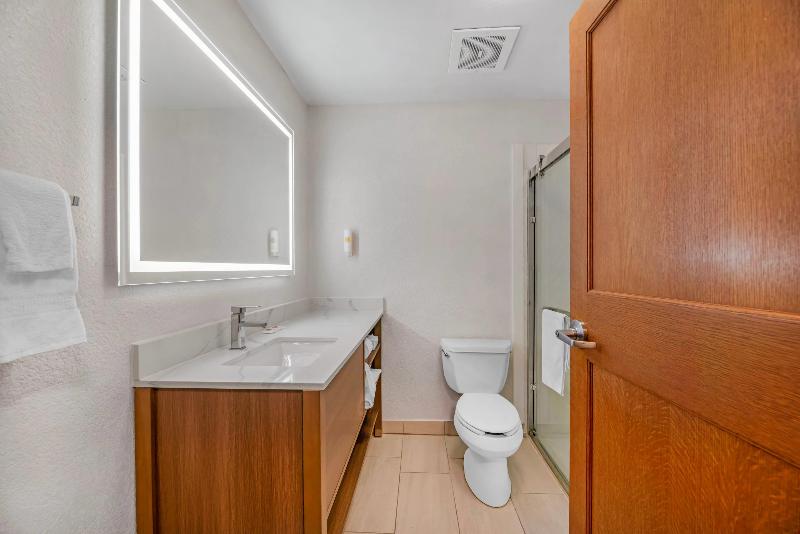 Comfort Inn & Suites Sheboygan I-43 image