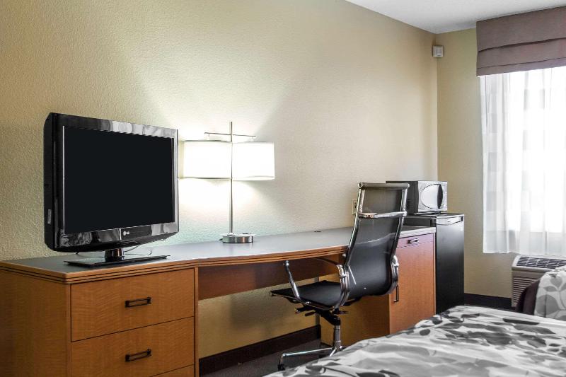 Comfort Inn & Suites Sheboygan I-43 image