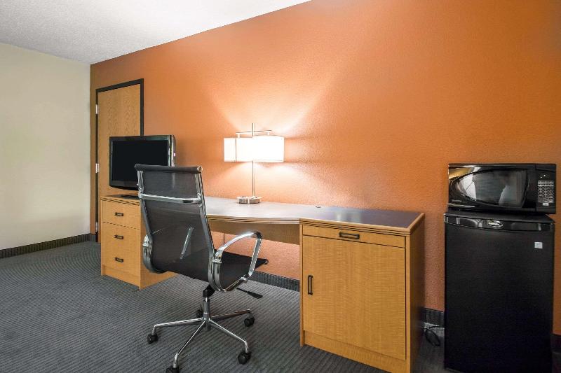 Comfort Inn & Suites Sheboygan I-43 image