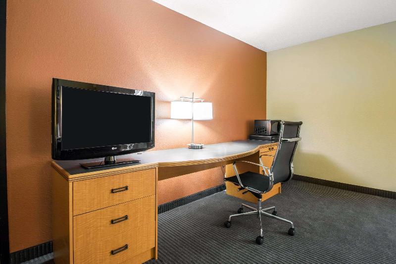 Comfort Inn & Suites Sheboygan I-43 image