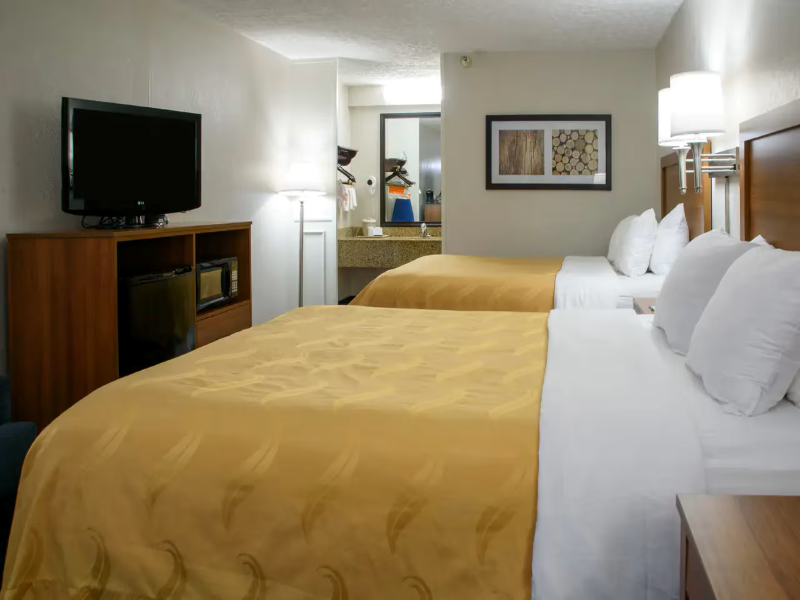 Room TWO QUEEN BEDS