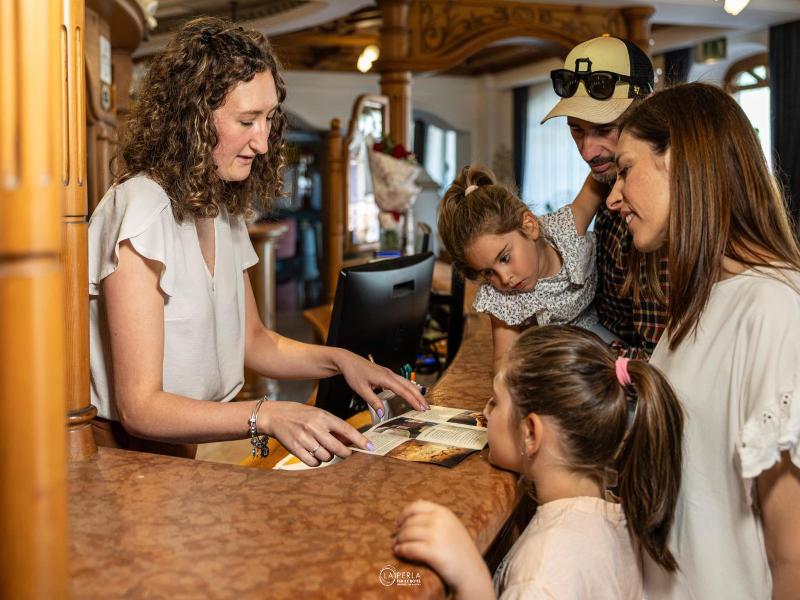 Family Hotel La Perla image
