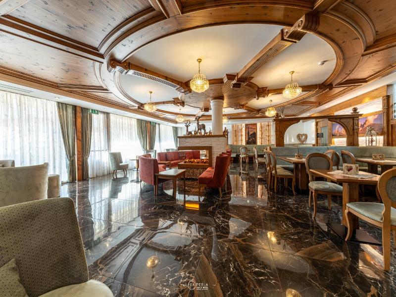 Family Hotel La Perla image