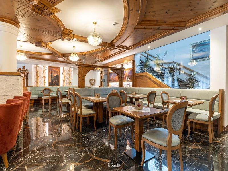 Family Hotel La Perla image