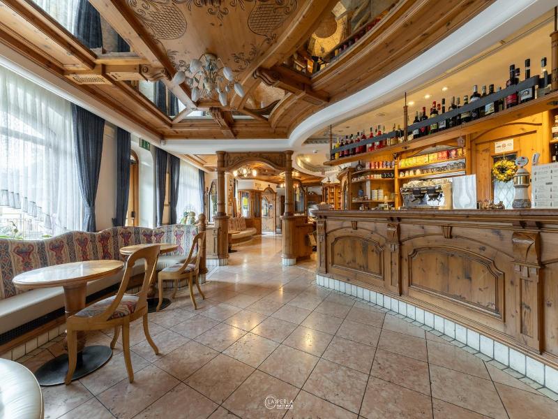 Family Hotel La Perla image