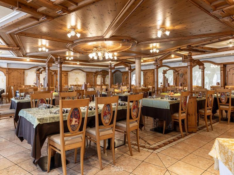 Family Hotel La Perla image