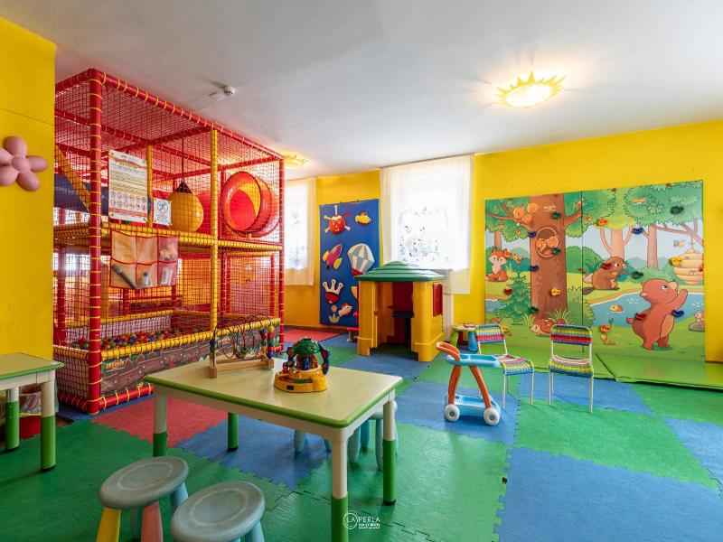 Family Hotel La Perla image