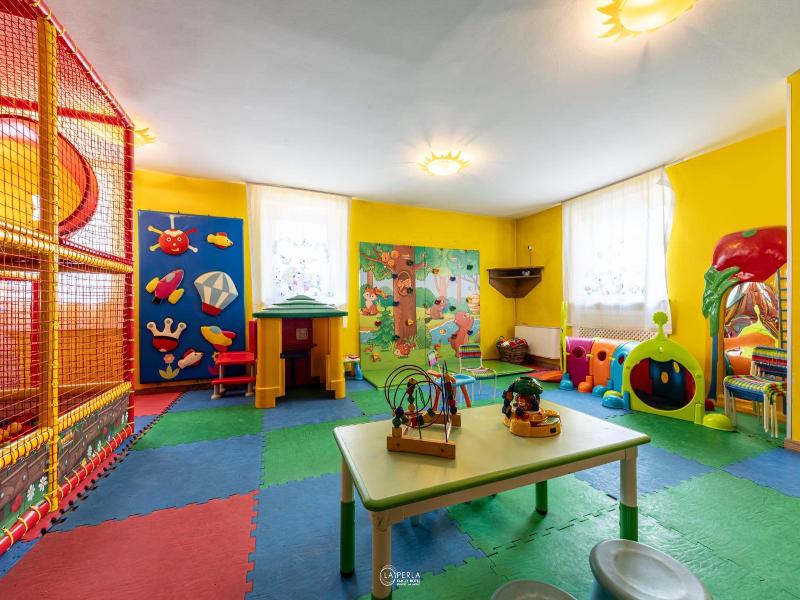 Family Hotel La Perla image