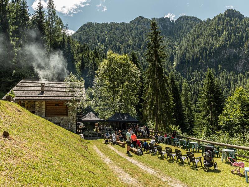 Family Hotel La Perla image