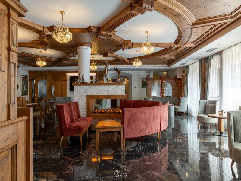 Family Hotel La Perla image