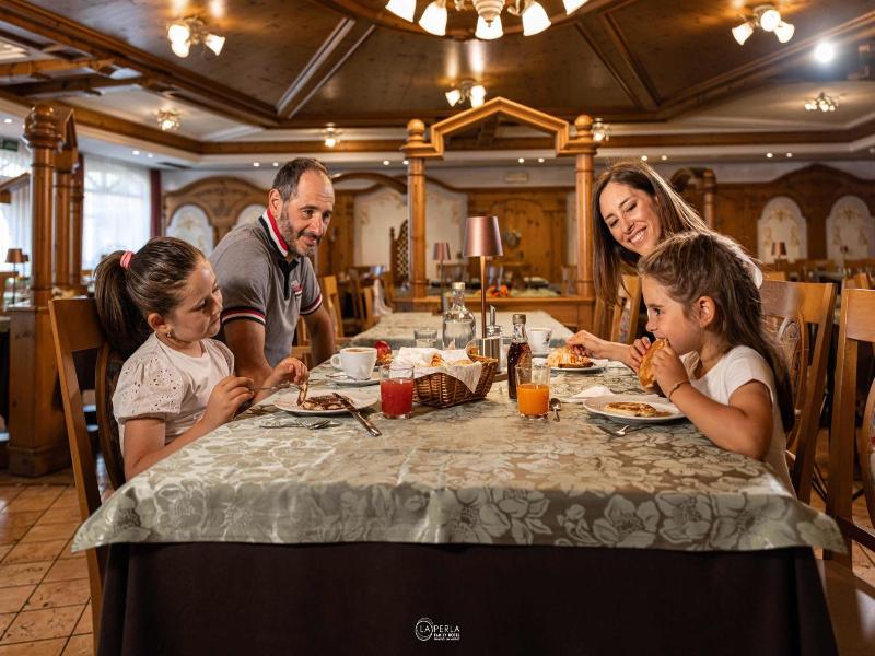 Family Hotel La Perla image