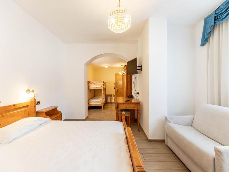 Family Hotel La Perla image