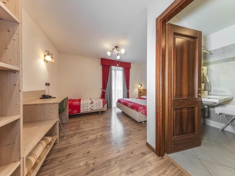 Family Hotel La Perla image