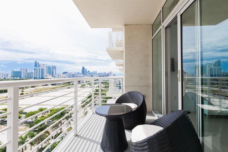 Sky City Apartments at Midtown image