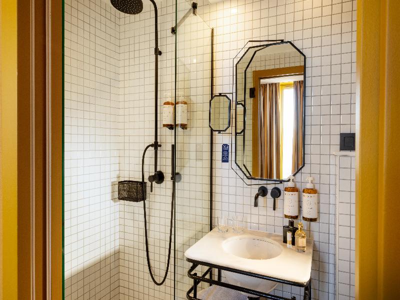 Coq Hotel (Community of Quality) image