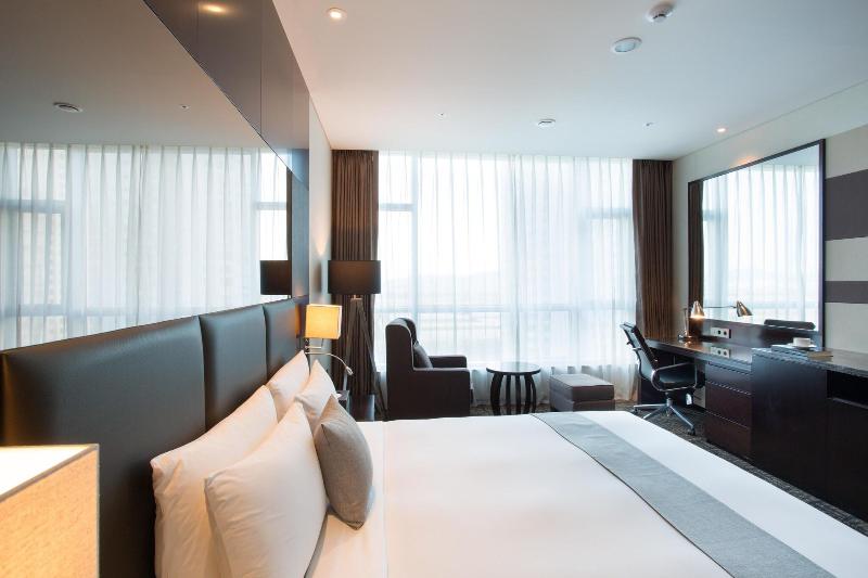 I Square Hotel image