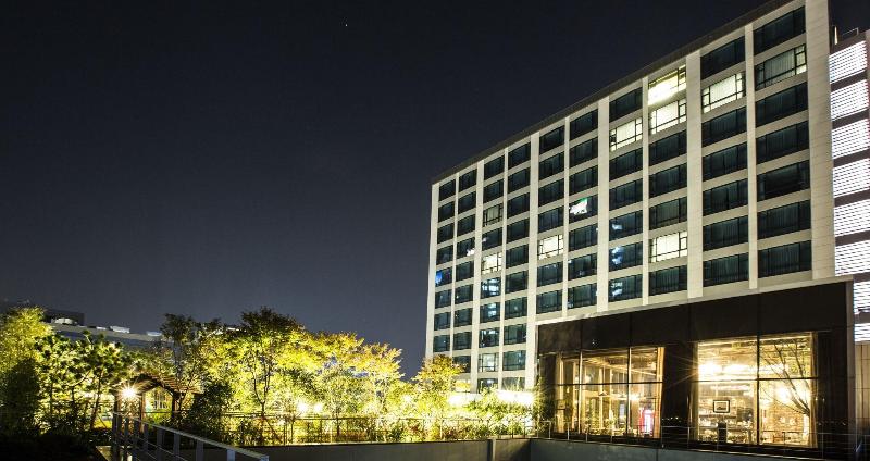 I Square Hotel image