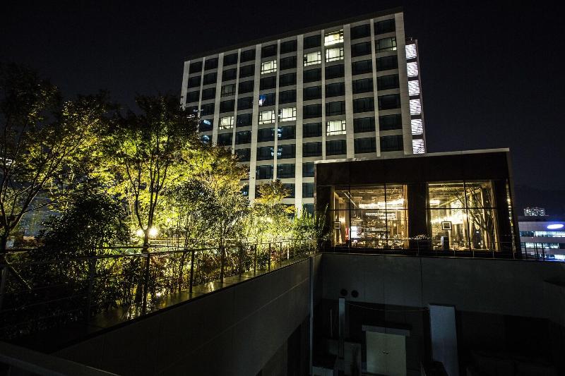 I Square Hotel image