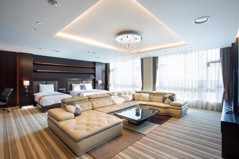 I Square Hotel image
