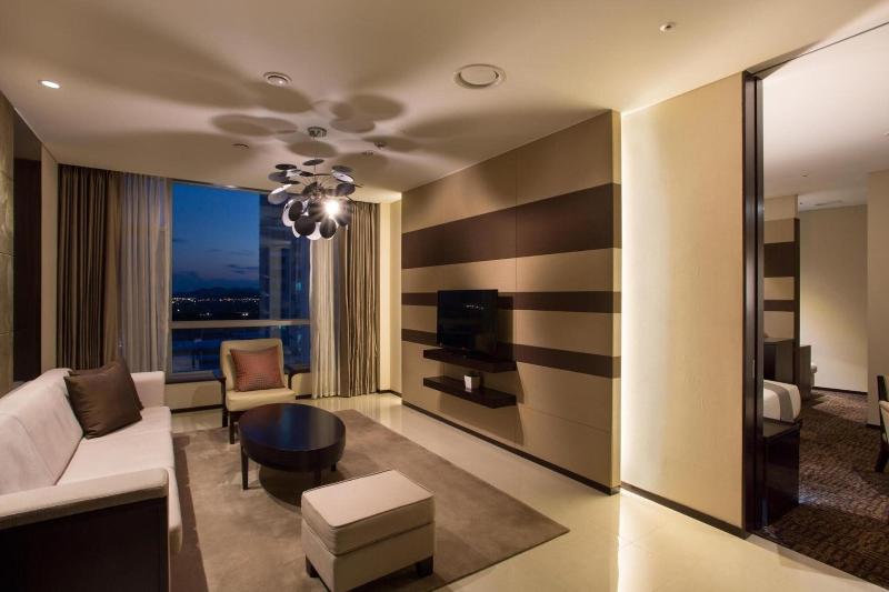 I Square Hotel image